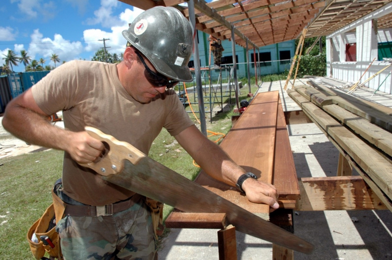 menuisier-ST LAURENT DU VAR-min_worker_construction_building_carpenter_male_job_build_helmet-893290